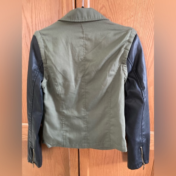 YOKI SPORT from the Outerwear Collection. New York Motto inspired Olive & Black - Picture 4 of 15